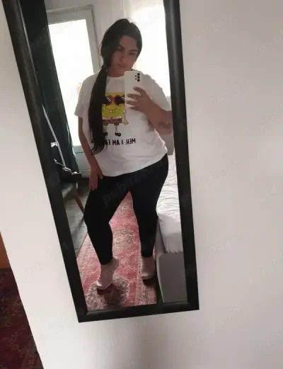 Buna denisa bruneta cu forme