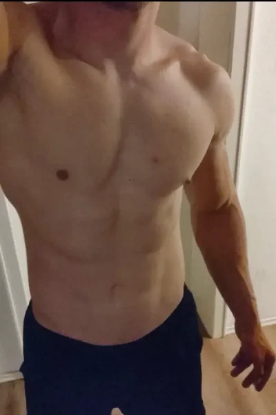 Cuplu tanar atletic cauta fata sau cuplu 20 30 ani pentru relatii intime si discrete