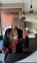 Bruneta sexy doar deplasari - imagine 1