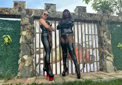 Sesiune bdsm doua stapane la dracula femdom castle