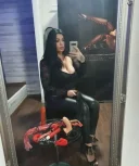 Bruneta cu forme apetisante - imagine 2