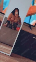 Bruneta cu forme si cu sanii mari - imagine 1