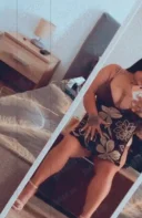 Bruneta cu forme si cu sanii mari - imagine 2