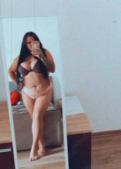 Bruneta cu forme si cu sanii mari