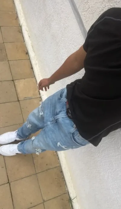 Tanar serios si discret