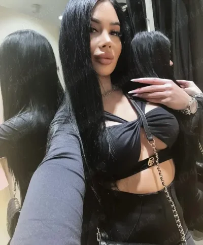 Siliconata bruneta sexyyy