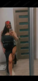 Rebeka bruneta cu forme - imagine 2