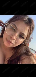 Rebeka bruneta cu forme - imagine 3