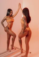 Bruneta tatuata militari residence - imagine 1