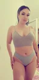 Bruneta cu forme apetisante 100 realaa - imagine 1