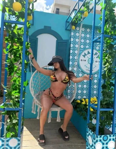 Bruneta sexy pentru tine