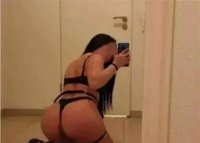 Buna sunt carla nou in oras te astept la mine in locatie pupicii