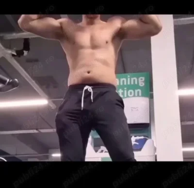 Barbat matur ofer servicii doar doamnelor