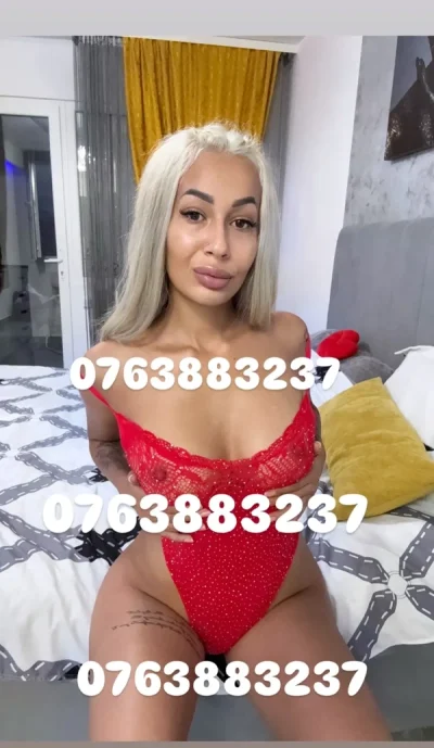 Blondă de lux, companie exclusivă