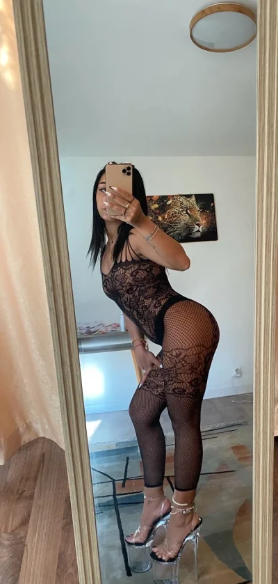 Brunetă nouă la tine in zonă