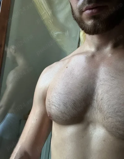 Tânăr frumos și elegant pentru DOAMNE ȘI DOMNISOARE