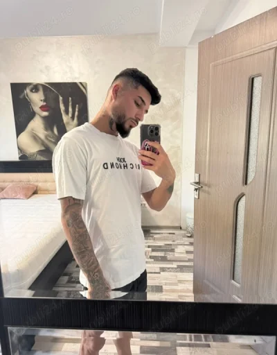 Barbat Pentru Cupluri și Femei