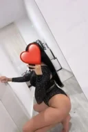 Bruneta fierbinte - imagine 1