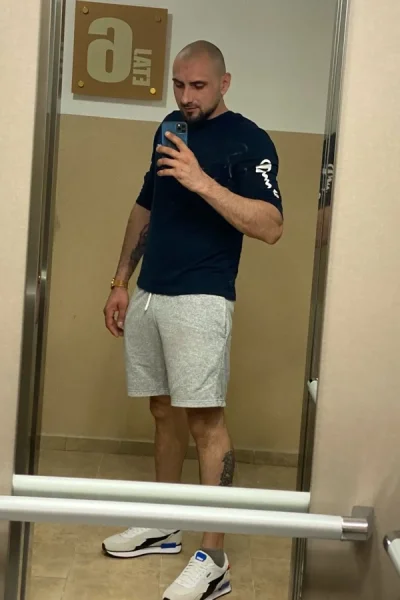 Ofer placeri doamnelor cu sau fara obligati.