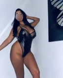 Bruneta cu forme - imagine 1