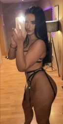 Bruneta minionă . Venită doar pentru tine - imagine 5