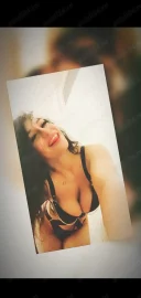 Bruneta sexi , fac și deplasări - imagine 4