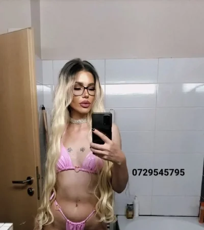 Lily-Rose, nouă în oraș! Party girl!