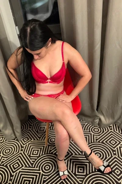 Brunetă cu ochii căprui și fundul bombat