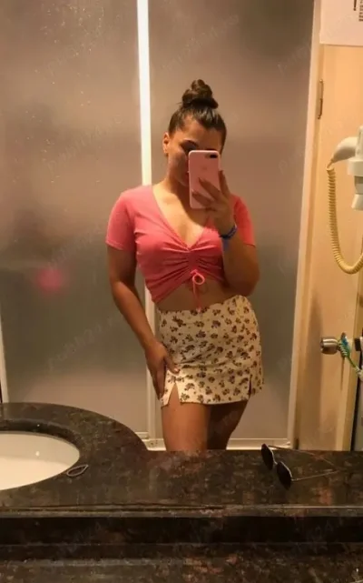 Fata tanara, ofer continut foto-video personalizat nepersonalizat online