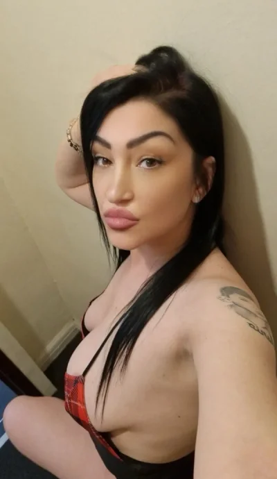 Bună sunt Moni sunt nouă în oraș