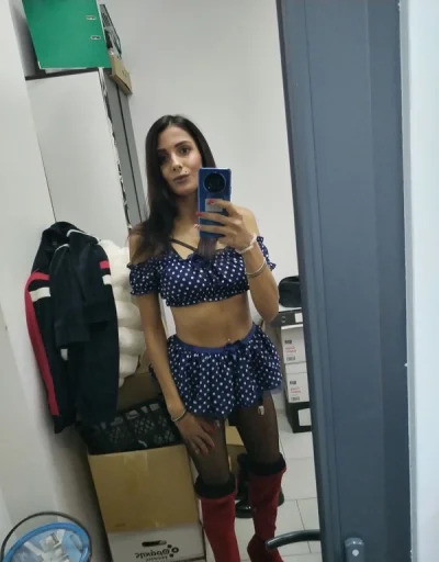 Bună! Maya, brunetă slim