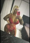 Blonda sexy, cu o prezență care inspiră eleganță și încredere. - imagine 2