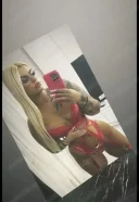 Blonda sexy, cu o prezență care inspiră eleganță și încredere. - imagine 3