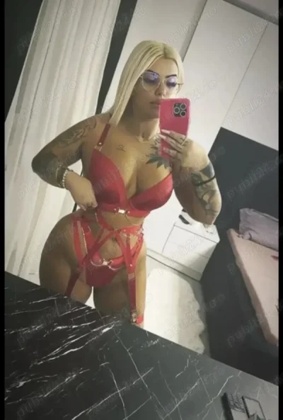 Blonda sexy, cu o prezență care inspiră eleganță și încredere.