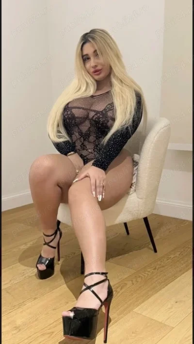 Blonda cu forme .Dornica de aventuri