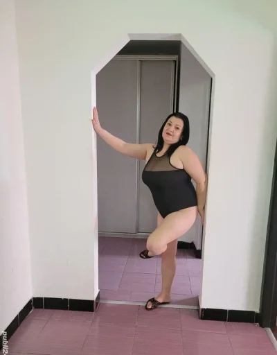 Bruneta matura poze din locatie