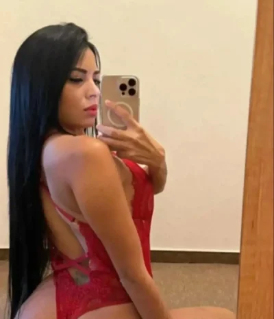 Bună Siena ,sunt o brunetă care inbin plăcutu cu utilu fac și party ,ofer servici ca în filme !