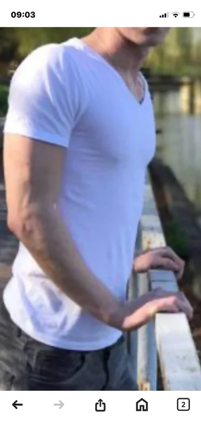 Caut tanara cu aspect fizic placut