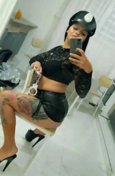 Buna ma numesc julia fac total cum doresti fac