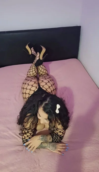 Bruneta Top Fac doar deplasari