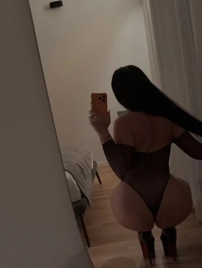 Nou bruneta la voi in oras ador party la mine sau la tine