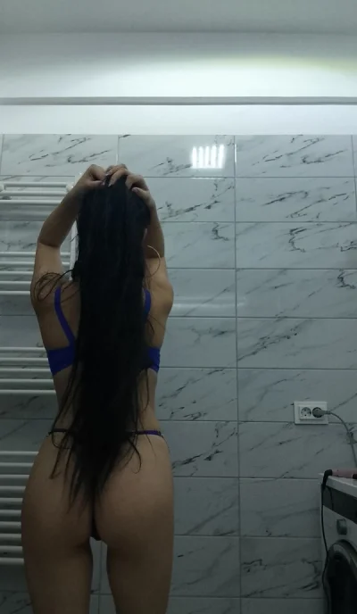 Piercing intim bruneta reală