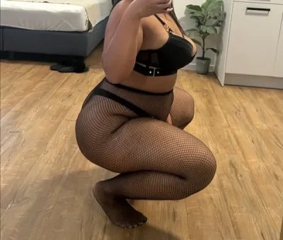 Daniela , singura in locatie