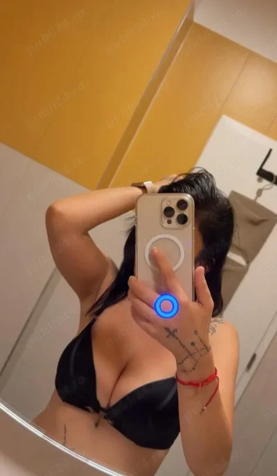 Bruneta drăguță vino sa ne jucam