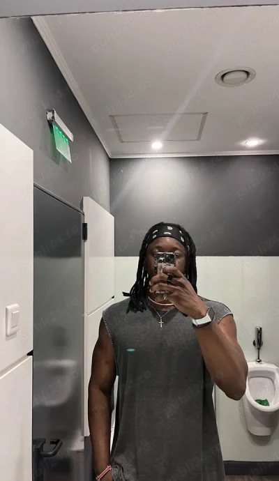 Bărbat Negru proaspăt, frumos și curat