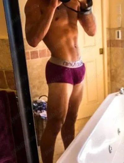 Bună stripăr sunt Alex am 26 de ani