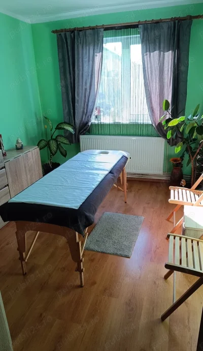 Maseur bărbat ofer masaj de relaxare