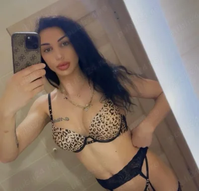 Bună Sunt raina o transexuală reală 100% fac și deplasarea afară din București sau Vino tu la mine