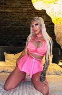 Blonda cu forme - imagine 3