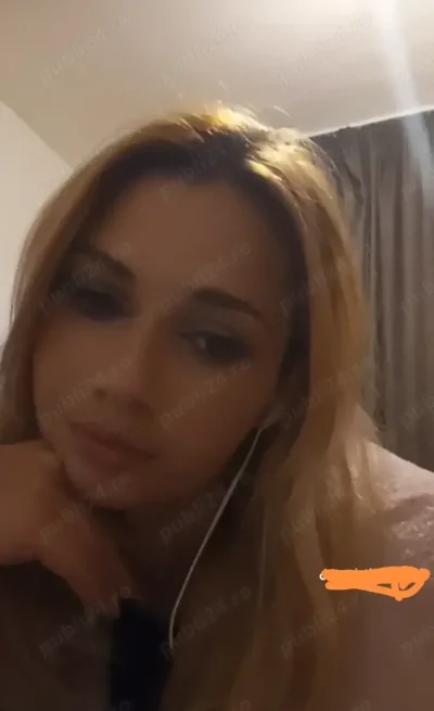 Blonda cu forme apetisante